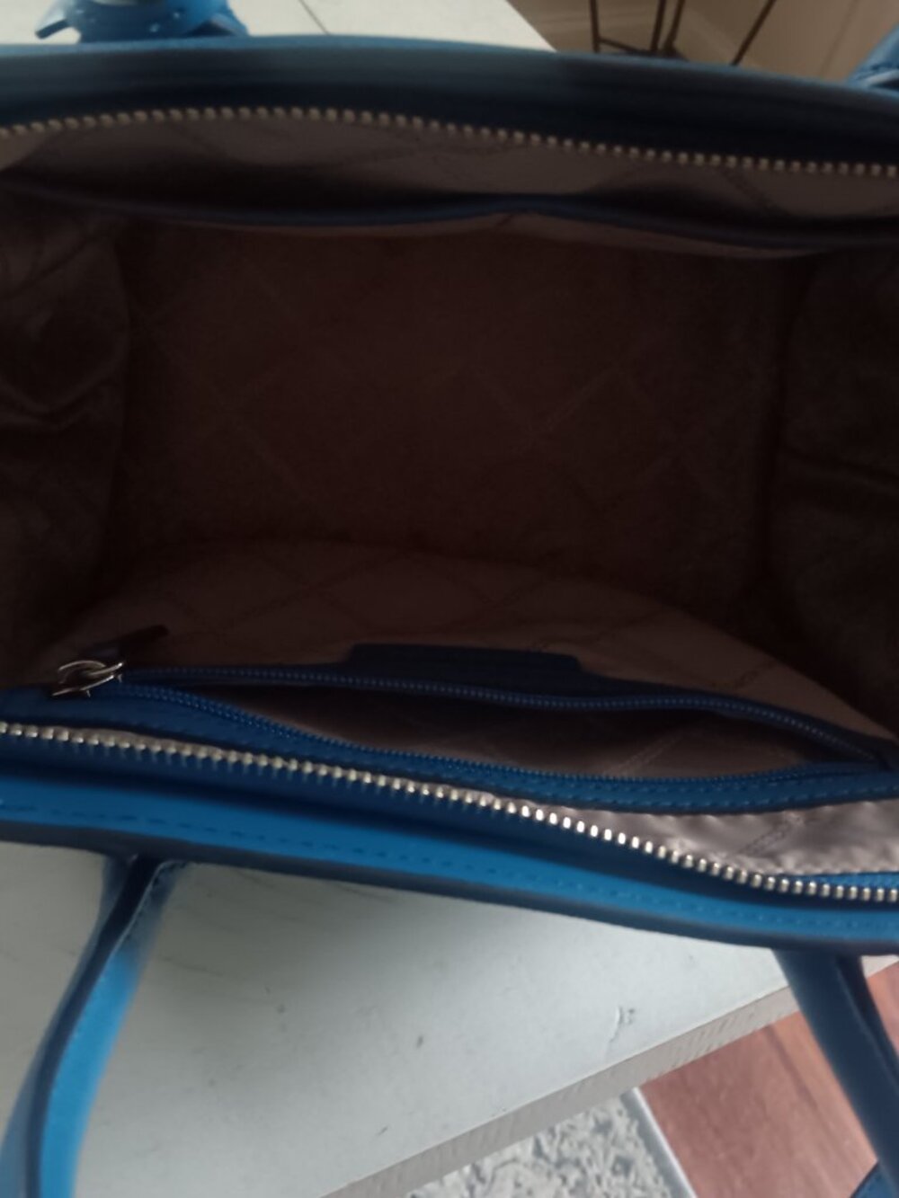 Michael Kors Large Avril Satcel - Picture 4 of 8